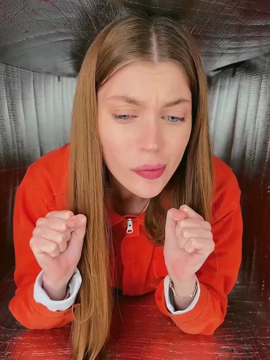 搞笑视频:女孩一屁股将蛋糕给做坏了,她要怎么样修复呢?