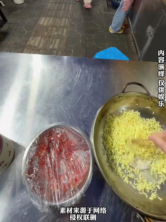女生买盖饭打开只看到米饭找老板质问 网友:发现自己无理取闹不得找点面子#金榜同行时#