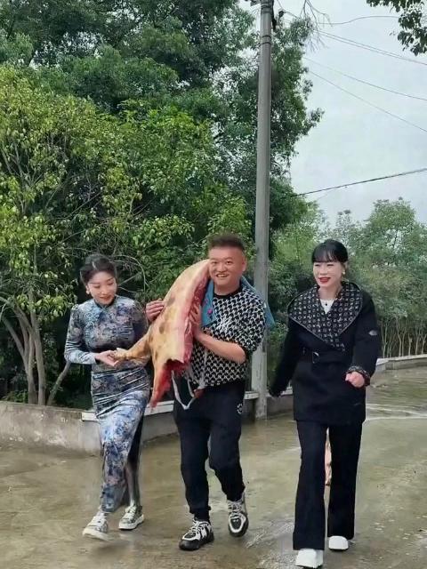 全猪宴款待 CiCi 姐与小何妹妹，众人厨艺比拼，哪道菜最合你心意