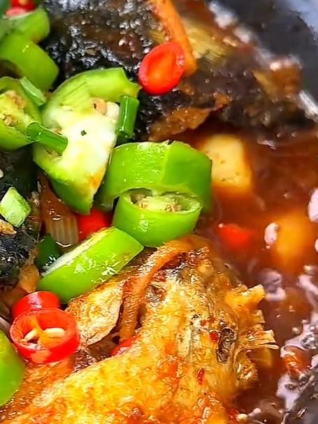 干锅鱼头这样烧的干锅胖头鱼鱼肉鲜嫩入味，下饭绝绝子