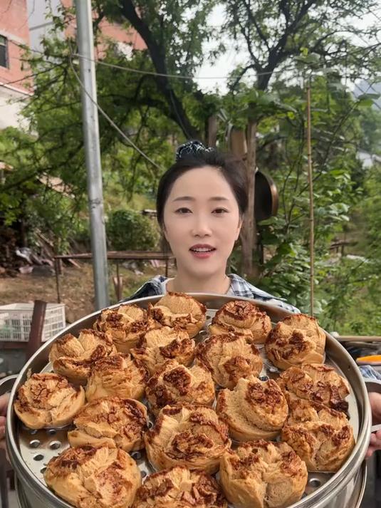 按照视频方法，新手在家也能做出蓬松暄软的开花红糖馒头