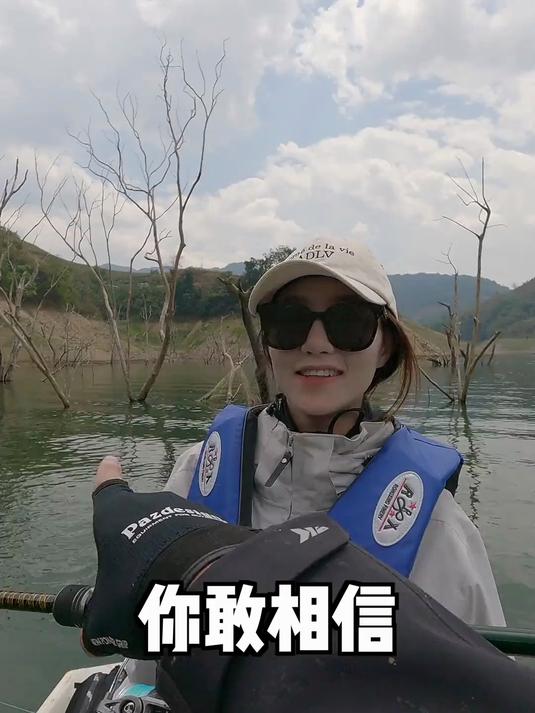 热心钓友发现云南边境野河鲈鱼泛滥了,帅小伙带女友火速前往……