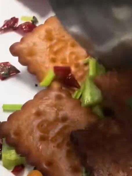 青岛的钙奶饼干也成一道菜了?