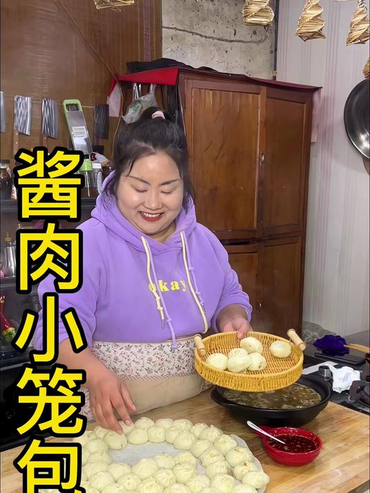 今天做了我娃爱吃的酱肉小笼包,味道谁吃谁不吱声