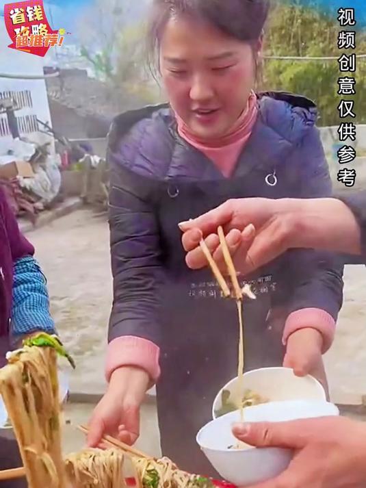 兰州牛肉拉面桶装来了吃起来劲道滑爽汤喝起来鲜香浓郁