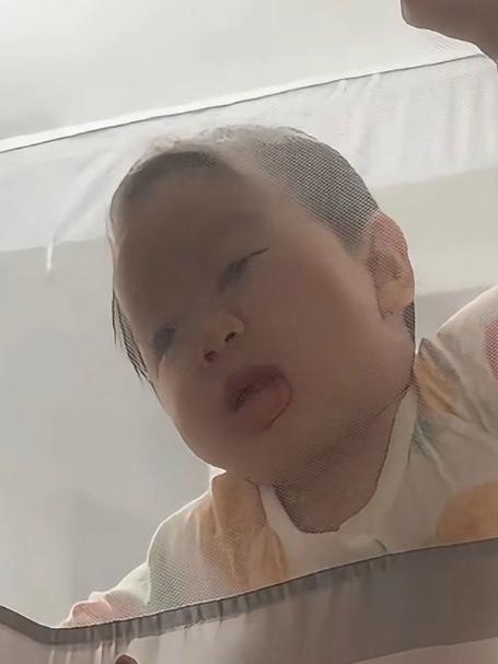 爸爸妈妈当着宝宝的面吃夜宵，宝宝直接馋出了表情包