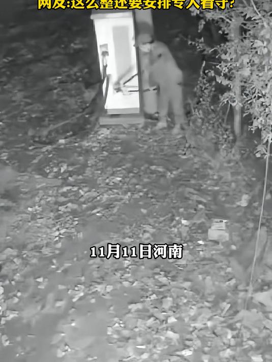 男子头戴帽子口罩,手拿剪线钳剪断充电桩电源线