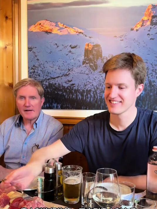 一家四口去意大利旅行,混血儿子一人吃个大披萨,饭量真大!