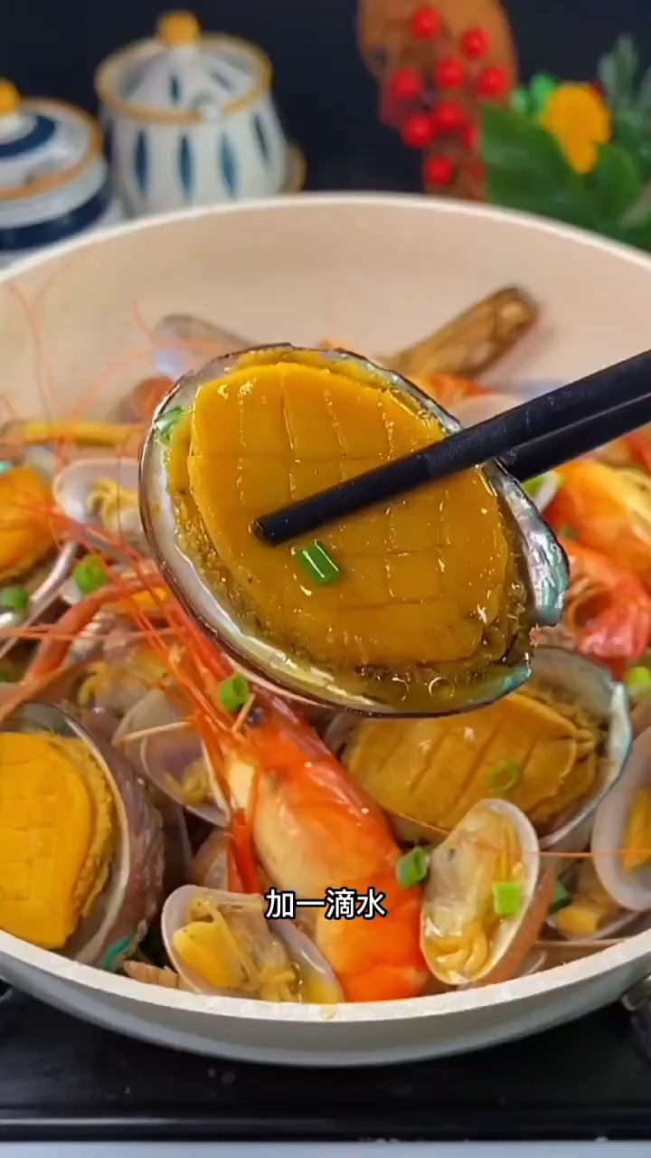 不加一滴水,3分钟就能搞定一锅,鲜香Q弹的盐焗小海鲜,简单好吃又省事