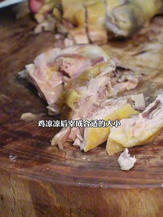 刚撕好的椒麻鸡浇汁！皮脆肉嫩裹满麻香