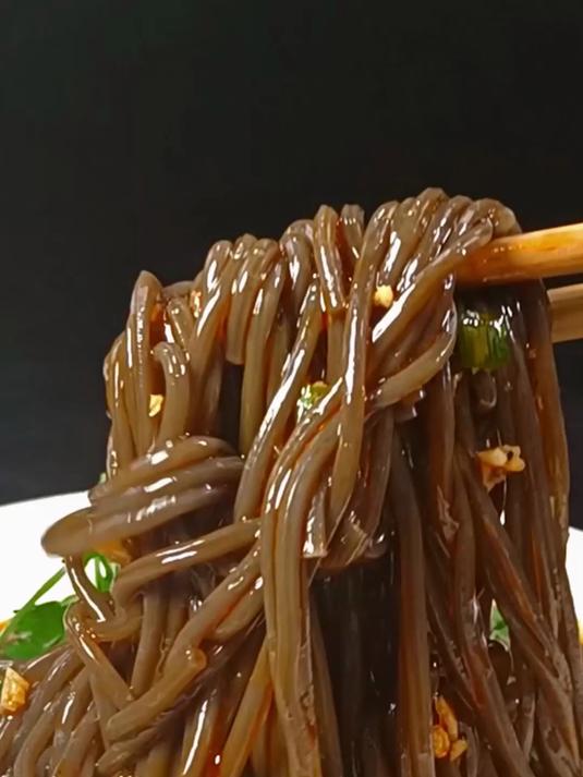 酸辣蕨根粉怎么做好吃，大厨10秒教会你