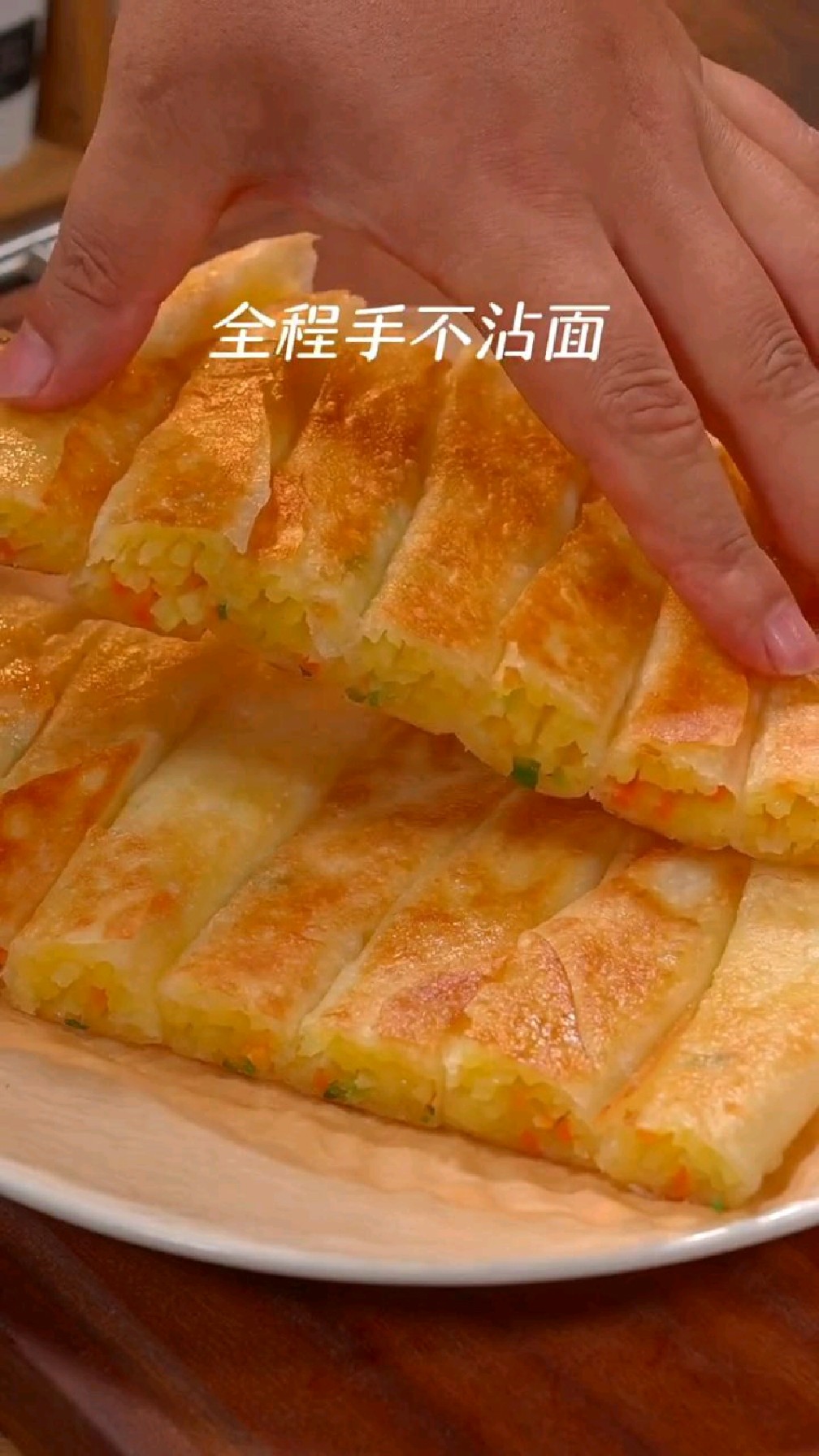 以后家人想吃 土豆丝煎饼 ,你就像我这样做,全程手不粘面,看一看就能学会