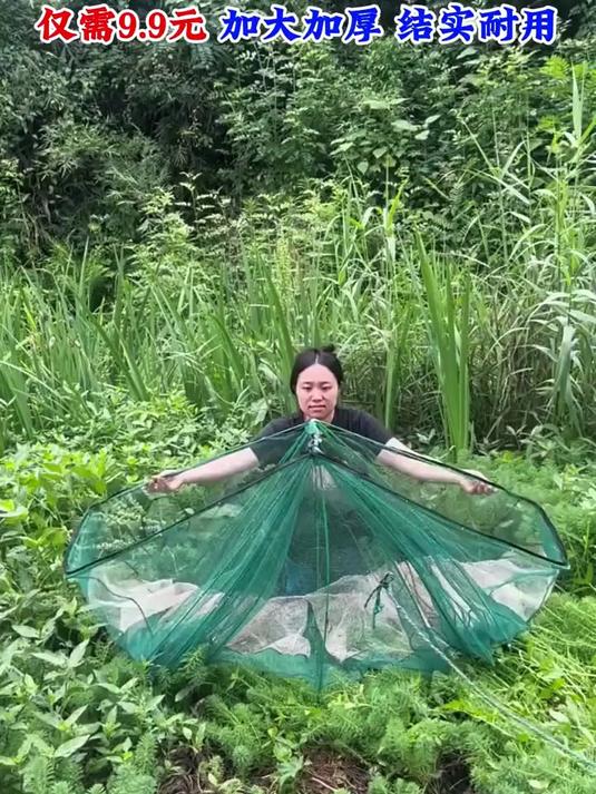 出户外钓鱼捕鱼还怕捕不到吗,用上这种捕鱼鱼兜,方便多了!