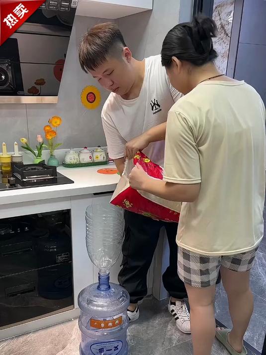 家里的米不要放在袋子里,容易生虫,又不防潮,试试这款防潮米桶