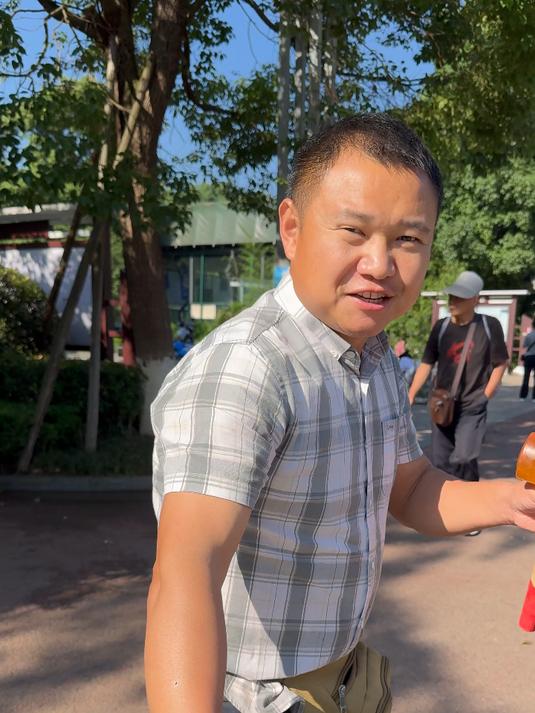 好的产品才能经受时间和大众的考验。农村四哥拉300斤菜油赶市场