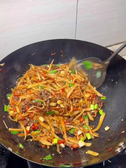 江西人最爱的萝卜丝炒牛肉，下饭杠杠的