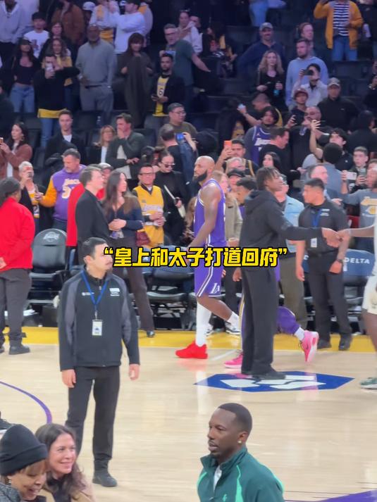 詹姆斯在赛后带着布朗尼一起离场，父子俩简直太像了