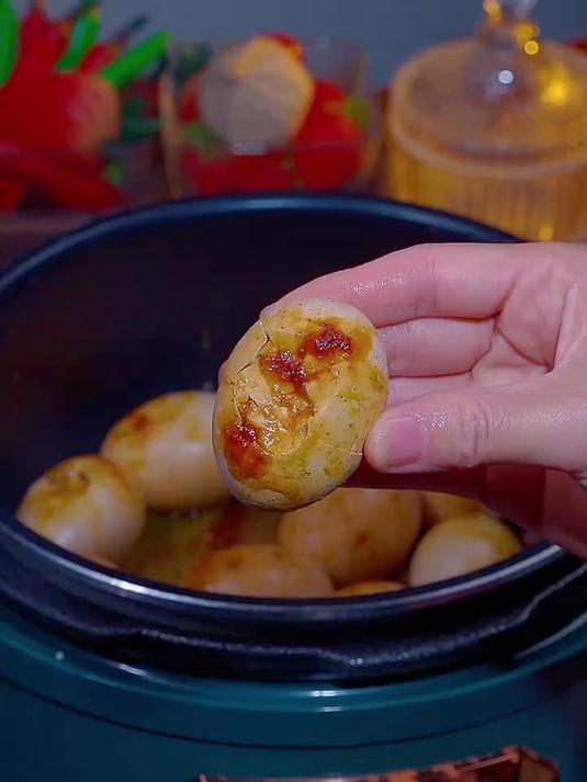 白水煮鸡蛋吃腻了,就做个咸香入味的盐焗鸡蛋