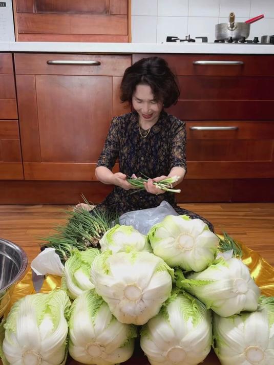 婆婆说今天用“金”白菜做现吃泡菜