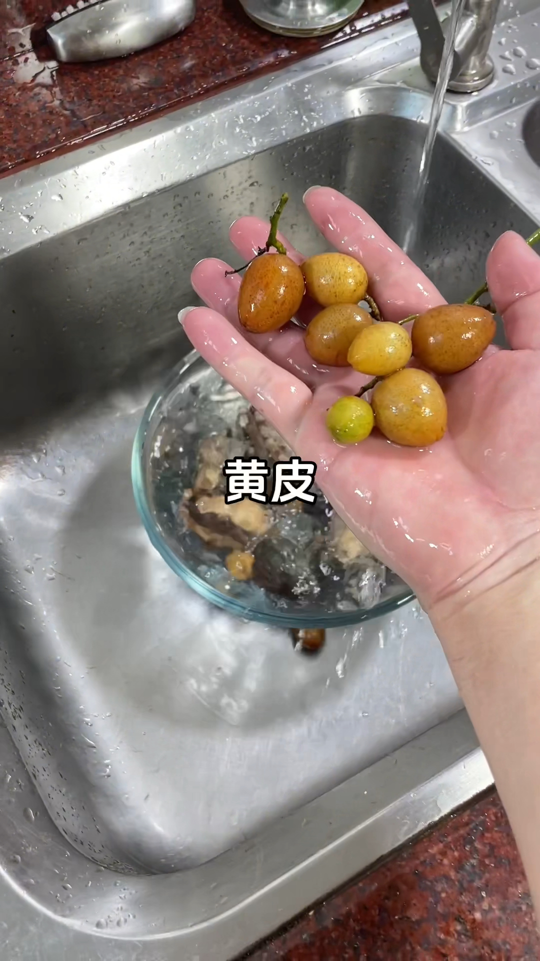黄皮正当季节,拿点来炖鲍鱼,汤鲜味美。