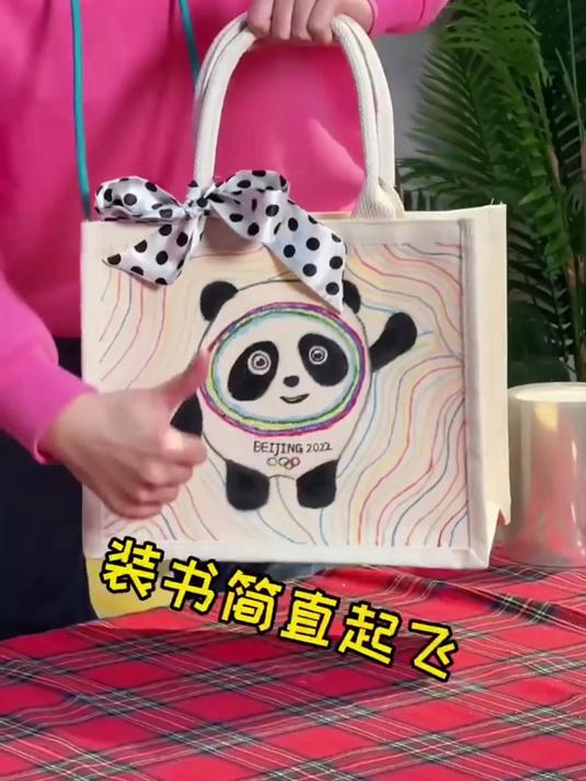 前几天画了玲娜贝儿手绘包包,你们说要来个冰墩墩版本的!