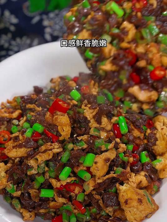 这样做的外婆菜炒鸡蛋,香辣下饭脆嫩爽口
