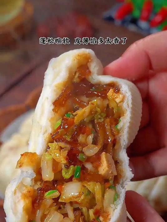 今天下雨了，蒸了一锅白菜粉条素包子，蓬松暄软，皮薄馅大