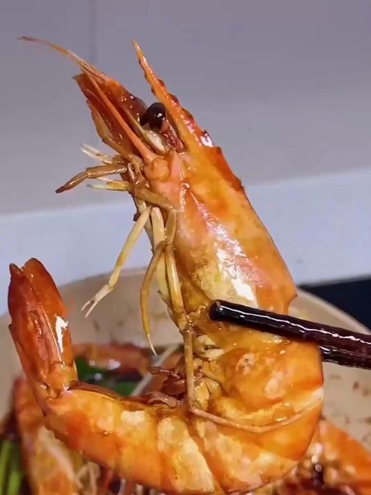 一只顶俩的黑虎虾!肉满壳薄,吃着超过瘾