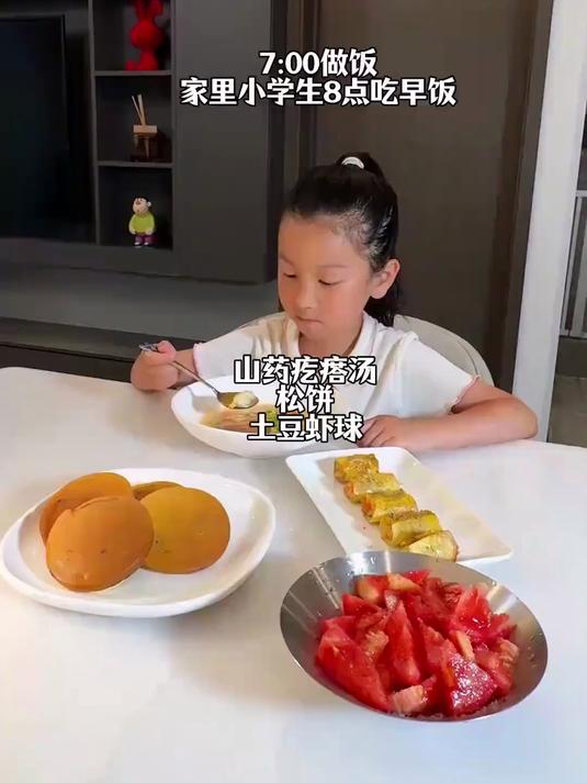 今天早上吃土豆虾球和松饼，搭配山药疙瘩汤，简单好吃又营养