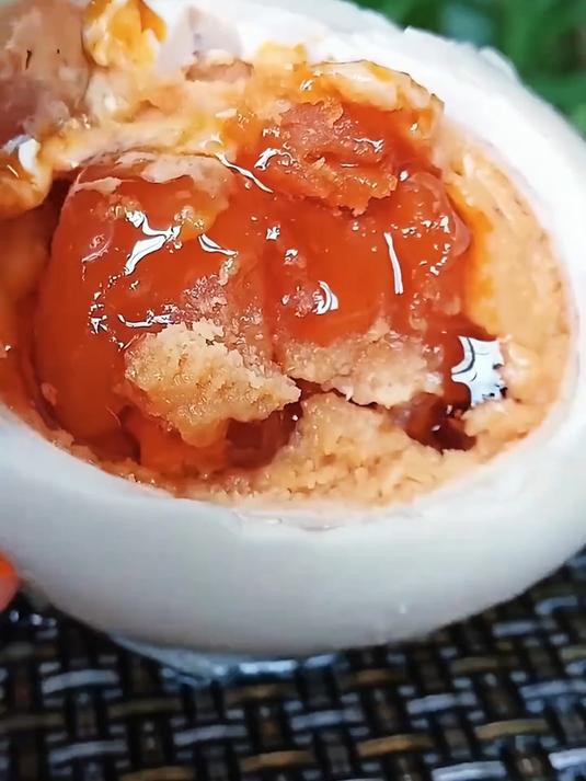 这款烤咸鸭蛋它用的是古法红泥研制的所以很入味