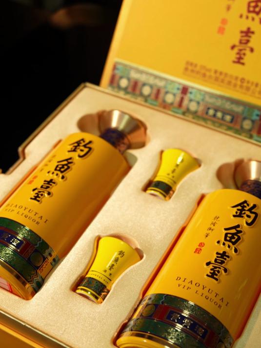 第三代钓鱼台贵宾酒双支装礼盒,醇厚幽雅 酒香浓郁 入口回甘 直接拿捏各种人情礼节#白酒礼盒