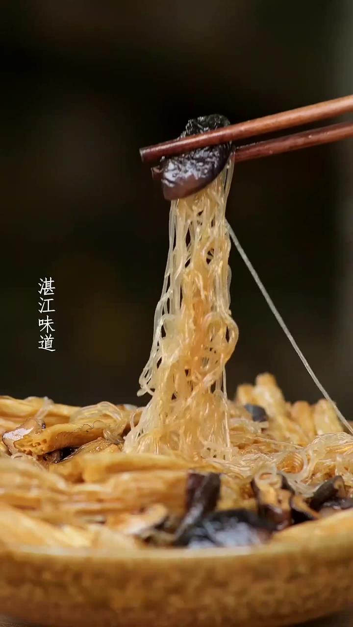 传统斋菜在这除夕之夜恭祝各位朋友新年快乐,阖家幸福