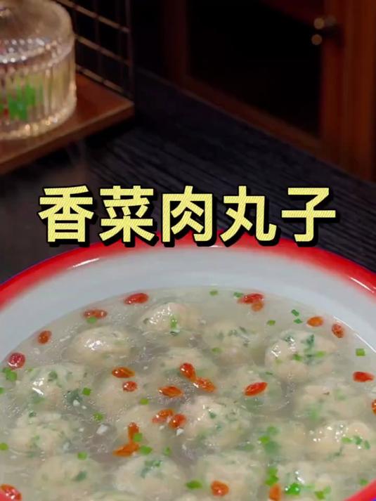 把新鲜的香菜放进滚烫的开水里烫一下，很多人都没有见过