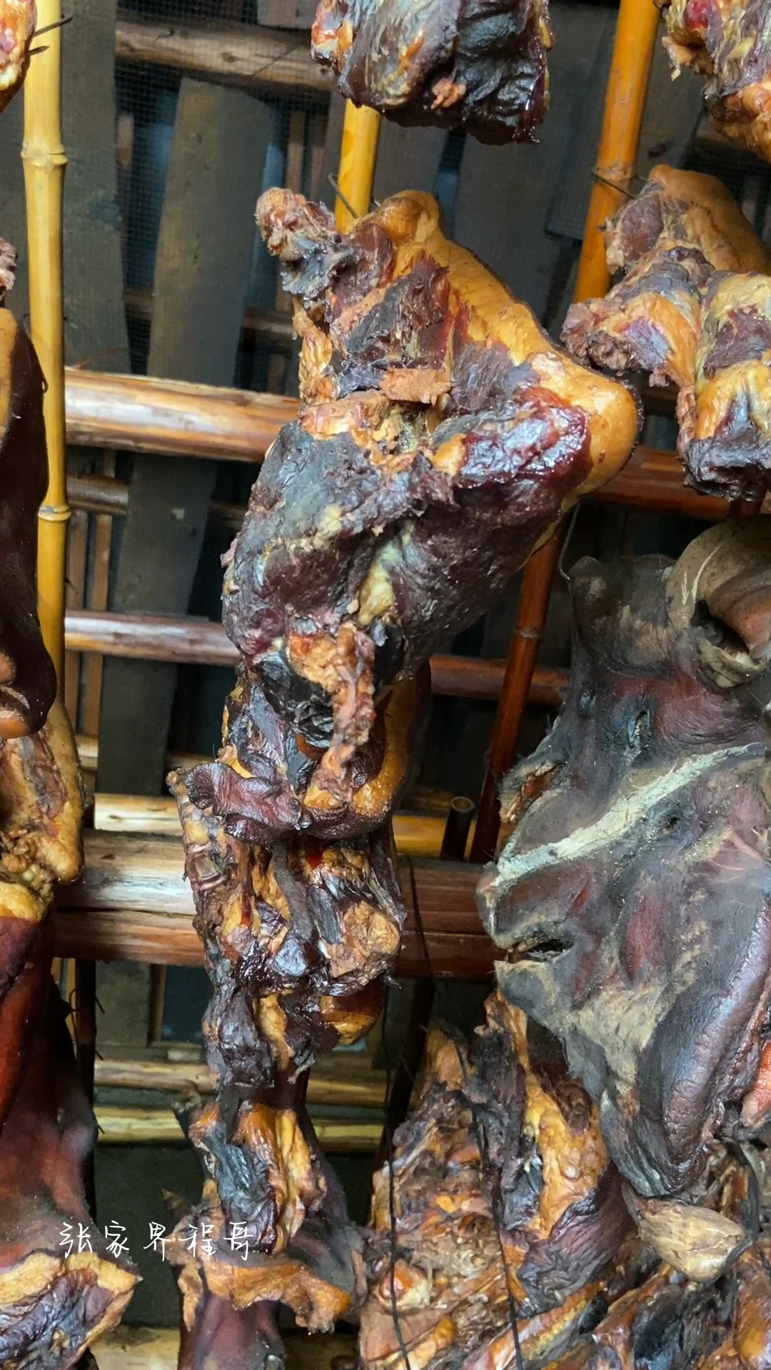 柴火烟熏的腊肉,有腊猪脚、腊猪头,腰条腊肉
