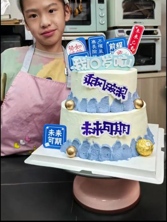 小学生第一次接双层的蛋糕订单 小学生周末接了一个大单