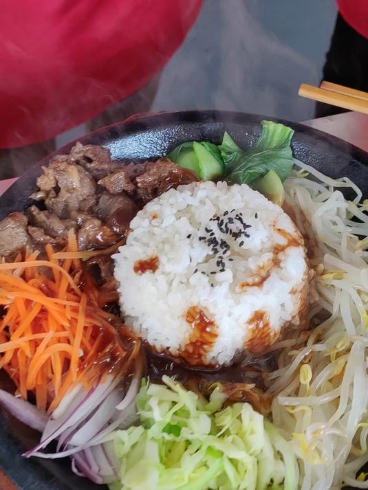 铁板焦饭 黑椒牛柳 照烧鸡排 咖喱鸡肉 韩式辣酱等多种口味