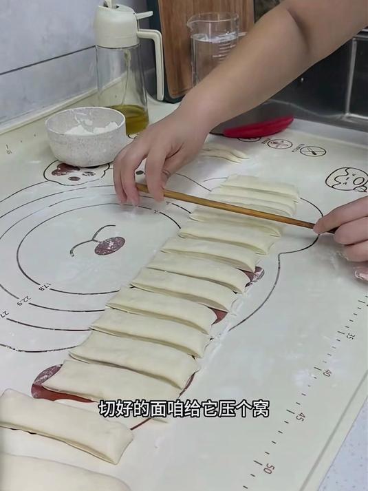 有了这个油条膨松剂自己在家也能做蓬松酥脆的油条操作简单健康