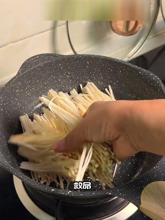 高蛋白高纤维,金针菇豆腐煲营养均衡