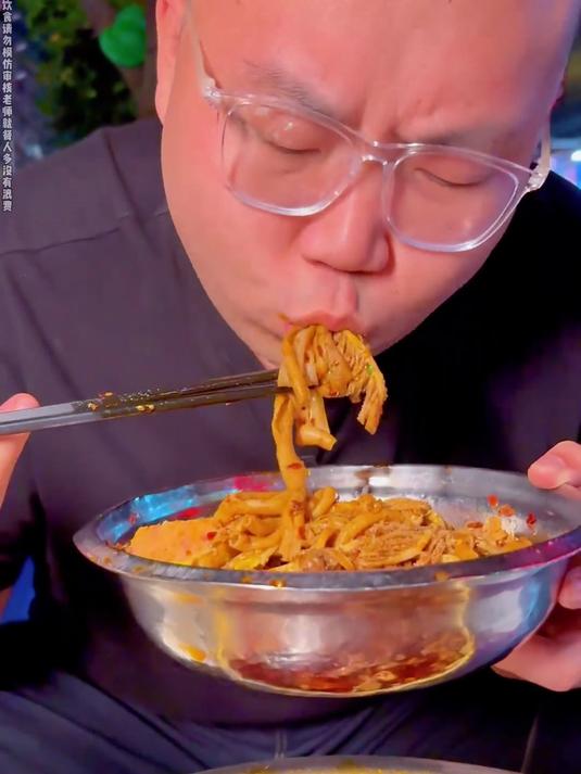 今带兄弟们成都的冒菜到底有多香,川渝美食还得是冒菜