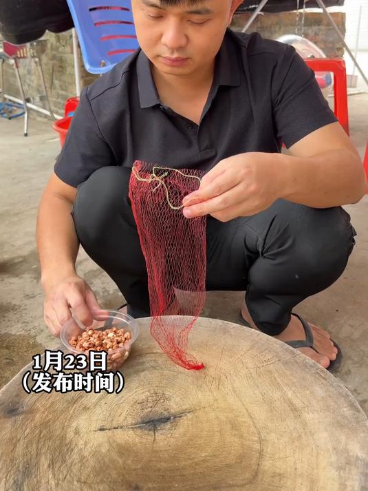用网给花生脱皮，又方便又快速能吃到花生