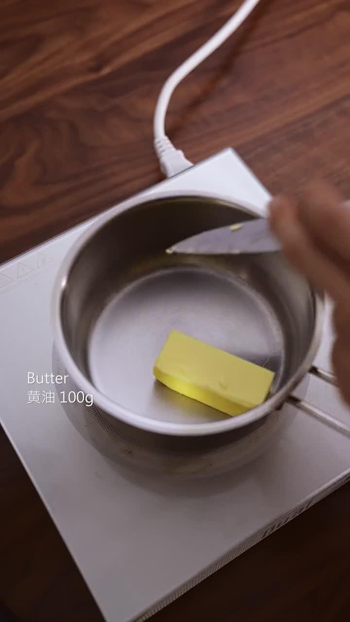 要不要码一下这个不翻车的蛋糕呢?黄油的味道加上不太甜的糖量刚刚的好~