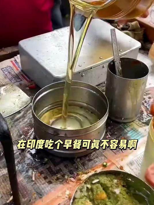 印度街头特色早餐,三哥纯手工现做的面包夹鸡蛋饼,干净又卫生