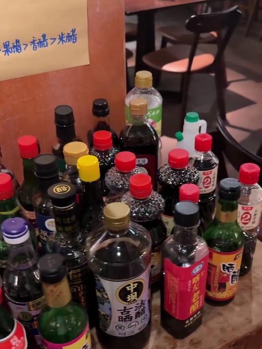 这是自己吃过最讲究的饺子馆，台面上摆满了各种各样的醋，为了收集这些醋开了个饺子馆#宝藏城市