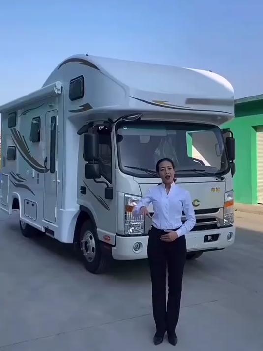 房车又来长视频啦。这个是货车改装的房车