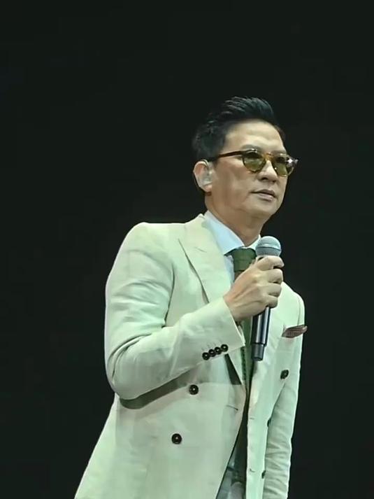 张家辉拍激战时还不到五十岁，现在就六十了，时间过的真快