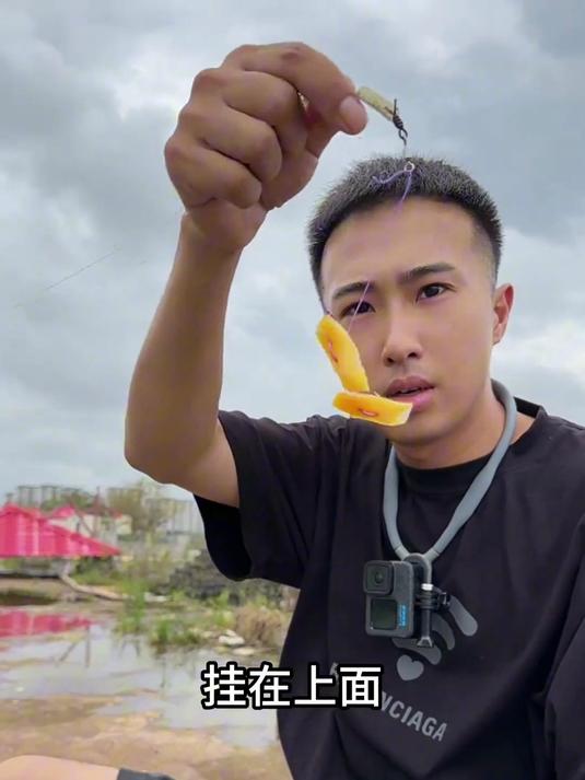 据说食人鱼的牙齿很厉害 我去看看怎么回事儿