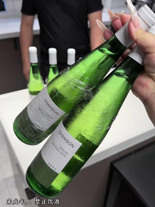 #晚歌雷司令#晚歌雷司令进口白葡萄酒，酸甜平衡层次丰富，睡前小酌氛围感拉满#白葡萄酒推荐#
