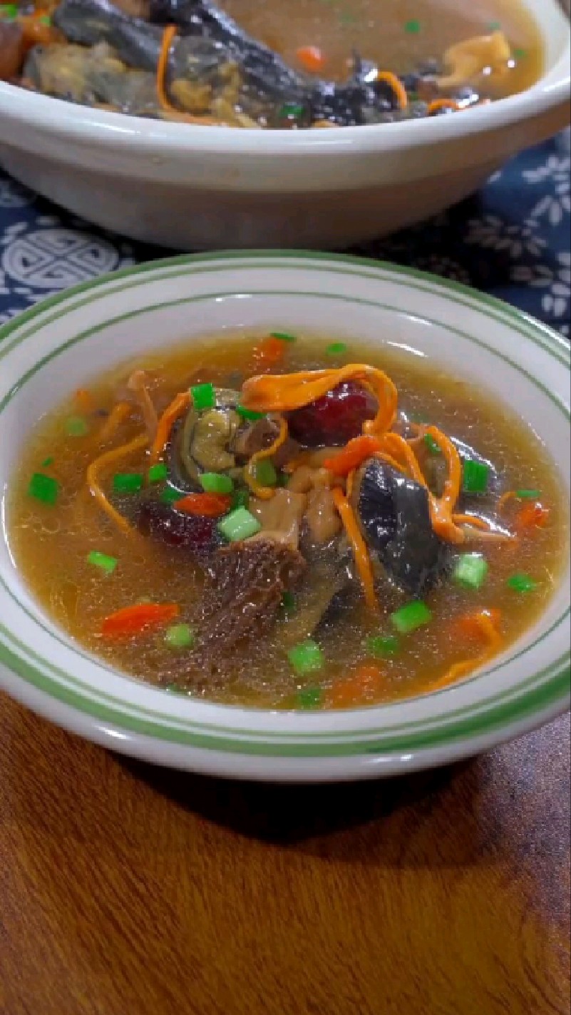 炖乌鸡汤的家常做法,汤鲜味美,太好吃喝了