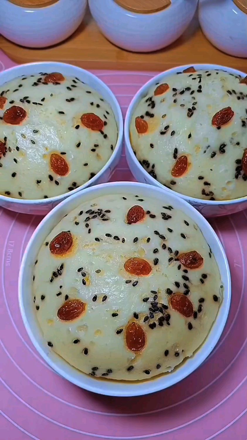 两个小碗,一碗面粉就可以做这种小碗发糕