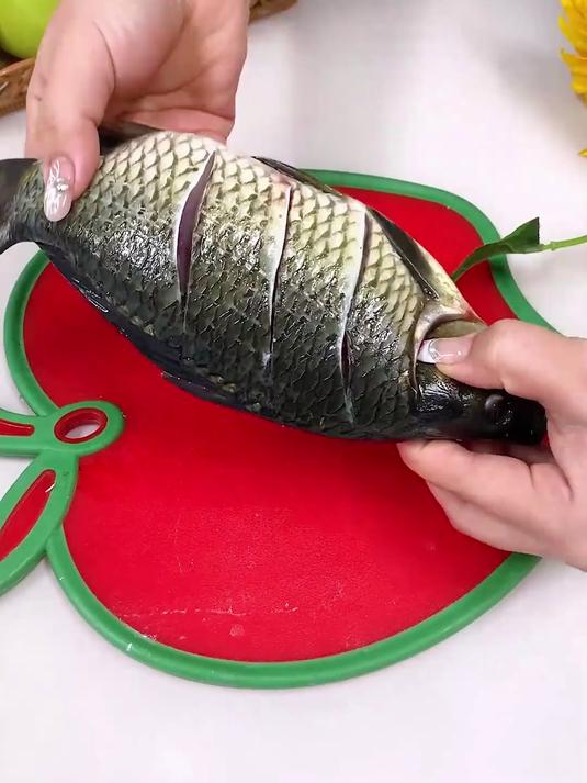 谁还用刀刮鱼鳞啊?学有钱人这操作,3秒刮好一条鱼,贼快乐